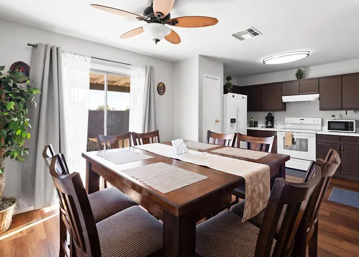 Holiday home Group Near Stadium Sleeps 14 *